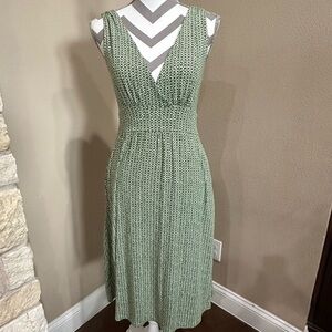 BANANA REPUBLIC Olive Green/White patterned sleeveless v-neck dress, EUC!